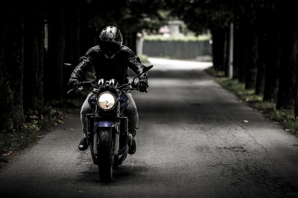 Bezpieczeństwo na motocyklu – jaką rolę odgrywa odpowiedni strój?