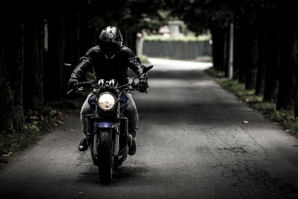Jazda na motocyklu - jakie elementy odzieży motocyklowej warto mieć?