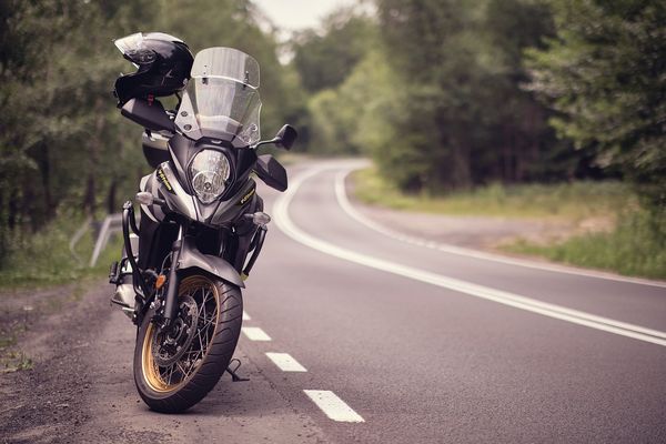 Bezpieczne jazdy na motocyklu - jakie elementy odzieży są kluczowe?